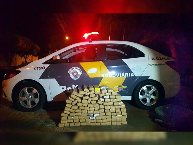 Foram apreendidos 998 papelotes de cocaína, 2 tijolos de pasta base da mesma droga, R$ 715,00 Reais, 1 Dólar (U$), 1 Celular Motorola, além de diversas carcaças e capas de celulares de marcas diversas. Foto: DIVULGAÇÃO/PM