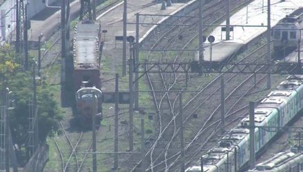 Trem de manutenção da SuperVia foi sequestrado por criminosos na manhã desta segunda-feira (19) — Foto: Reprodução / TV Globo.