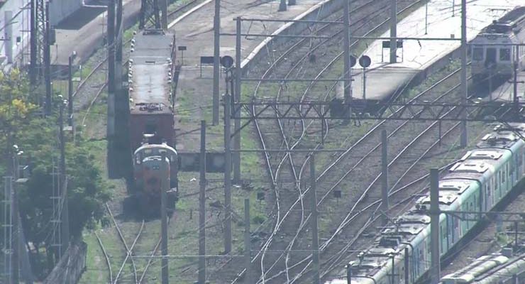 Trem de manutenção da SuperVia foi sequestrado por criminosos na manhã desta segunda-feira (19) — Foto: Reprodução / TV Globo.