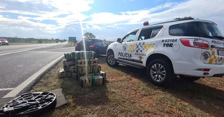 Grupo é preso com mais de 200 kg de maconha em rodovia de Borborema — Foto: Polícia Rodoviária Estadual/Divulgação.