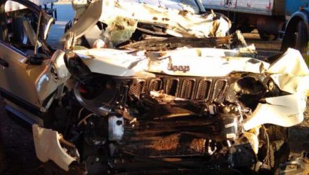 Três homens morrem após carro bater na traseira de caminhão em rodovia entre Pongaí e Borborema — Foto: Anjos do Asfalto/Divulgação.