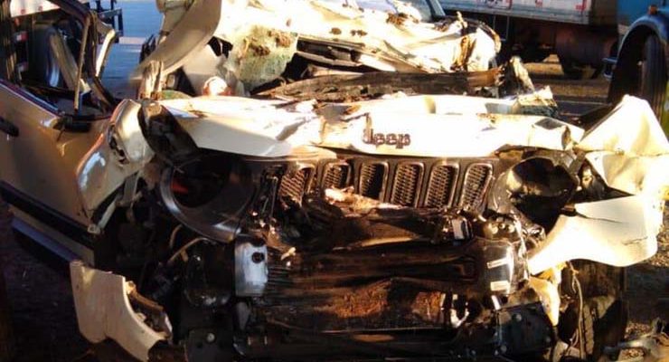 Três homens morrem após carro bater na traseira de caminhão em rodovia entre Pongaí e Borborema — Foto: Anjos do Asfalto/Divulgação.