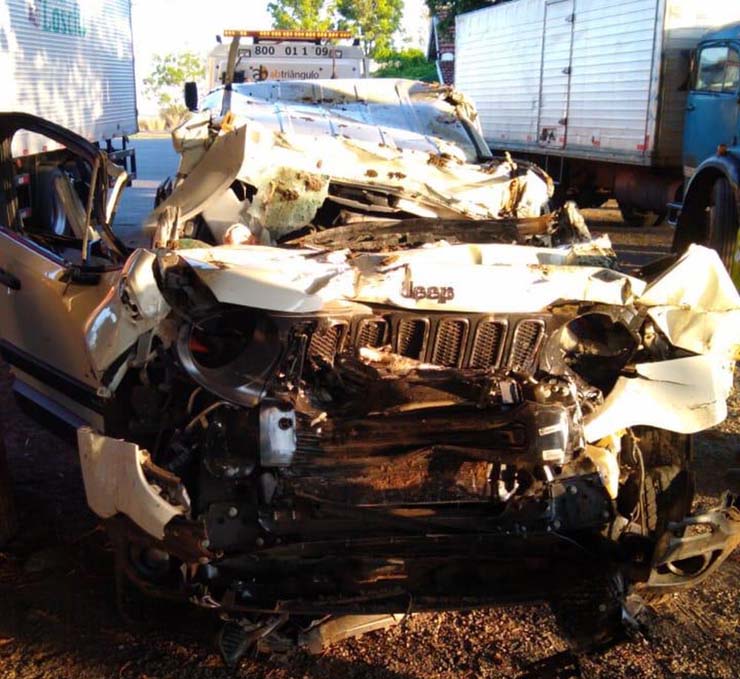 Três homens morrem após carro bater na traseira de caminhão em rodovia entre Pongaí e Borborema — Foto: Anjos do Asfalto/Divulgação.