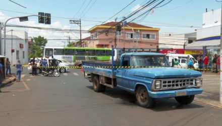 Mulher morreu após caminhão atingir motocicleta na Avenida Dom Pedro I em Ribeirão Preto, SP — Foto: Valdinei Malaguti/EPTV.