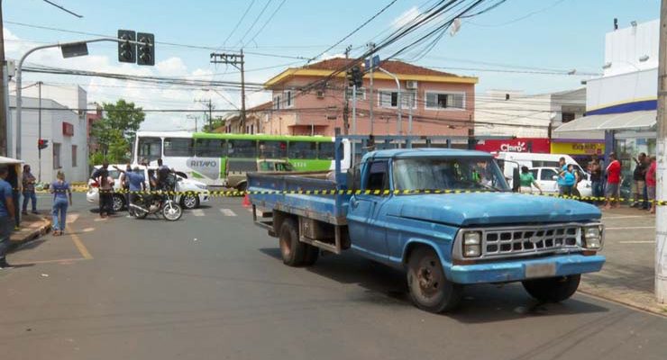 Mulher morreu após caminhão atingir motocicleta na Avenida Dom Pedro I em Ribeirão Preto, SP — Foto: Valdinei Malaguti/EPTV.