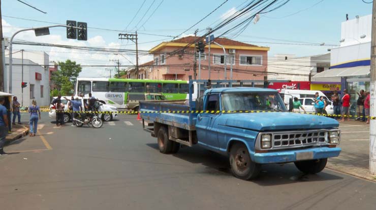 Mulher morreu após caminhão atingir motocicleta na Avenida Dom Pedro I em Ribeirão Preto, SP — Foto: Valdinei Malaguti/EPTV.
