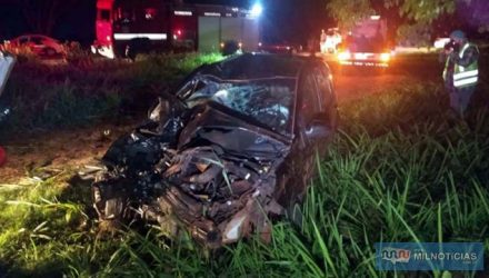 Depois de destombado, foi possível a perícia também avaliar os estragos provocados no Ford Fiesta. Foto: MANOEL MESSIAS/Agência