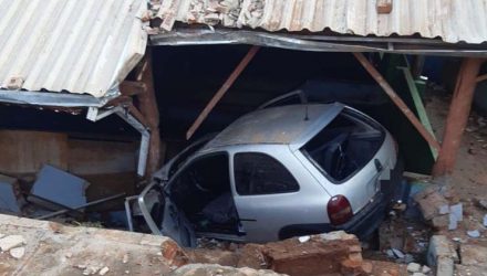 Carro em alta velocidade invadiu balcão na manhã desta quinta-feira (12) em São Manuel — Foto: Acontece Botucatu/Divulgação.