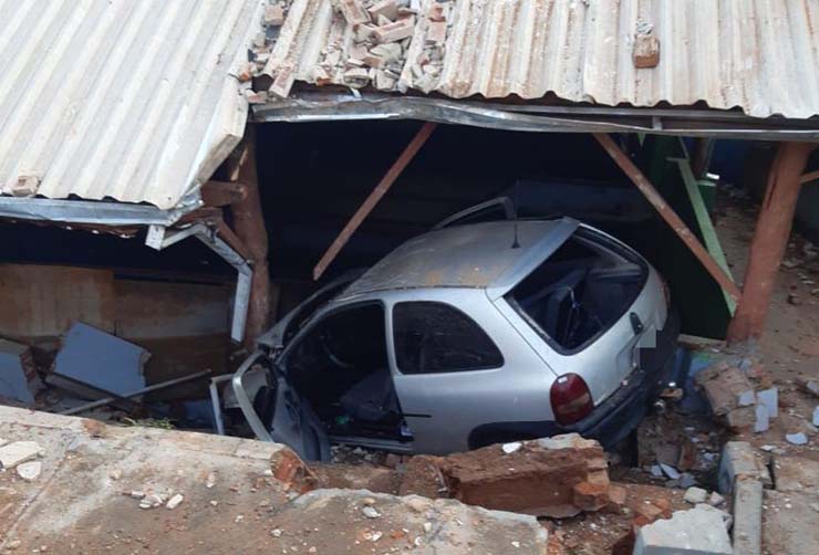 Carro em alta velocidade invadiu balcão na manhã desta quinta-feira (12) em São Manuel — Foto: Acontece Botucatu/Divulgação.