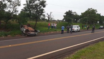 Motorista perdeu controle do veículo em curva da vicinal de Assis — Foto: Adolfo Lima/TV TEM.