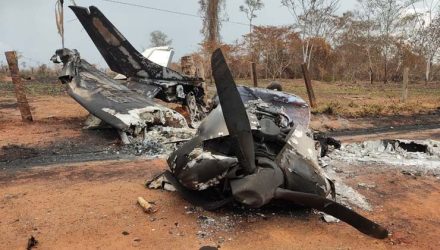 Avião boliviano bate em poste, explode e piloto morre na fronteira de Mato Grosso — Foto: Polícia Civil de Mato Grosso.