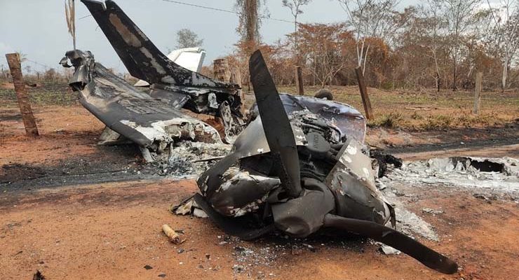 Avião boliviano bate em poste, explode e piloto morre na fronteira de Mato Grosso — Foto: Polícia Civil de Mato Grosso.