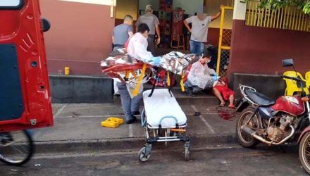 Vítima foi alvejada com golpes de faca no tórax, barriga, que deixou as vísceras expostas e braços. Foto: MANOEL MESSIAS/Agência