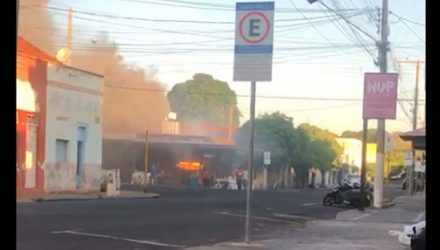 Chamas começaram na chaminé da churrasqueira e por pouco nãos e espalha por todo estabelecimento comercial. Foto: REPRODUÇÃO