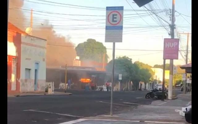 Chamas começaram na chaminé da churrasqueira e por pouco nãos e espalha por todo estabelecimento comercial. Foto: REPRODUÇÃO