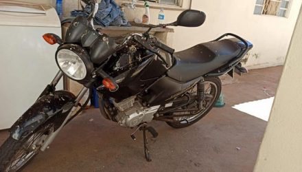 Motocicleta da marca Yamaha, modelo Factor, na cor preta, foi recuperada graças ao Grupo Vizinhança Solidária. Foto: DIVULGAÇÃO/PM