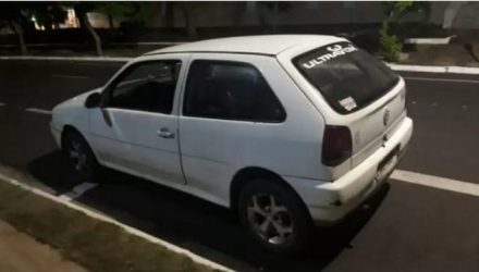 VW Gol, na cor branco, foi apreendido pela Polícia Civil. Foto: DIVULGAÇÃO/PM
