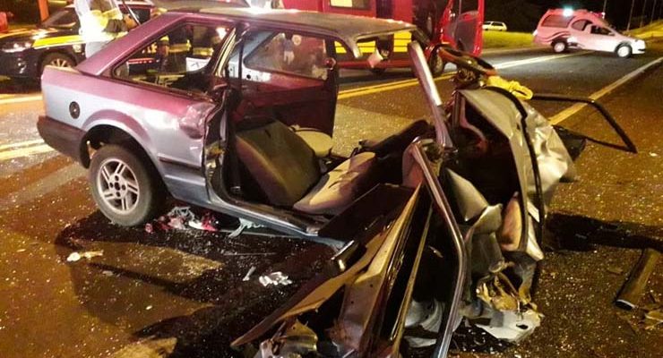 Veículo bateu na lateral da caminhonete em Guaimbê — Foto: Nova TV/ Divulgação.