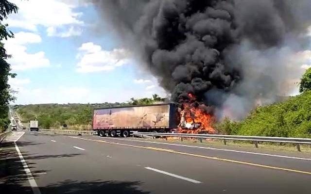 Após a batida, os dois veículo pegaram fogo às margens da SP-270, em Guarantã — Foto: Arquivo pessoal