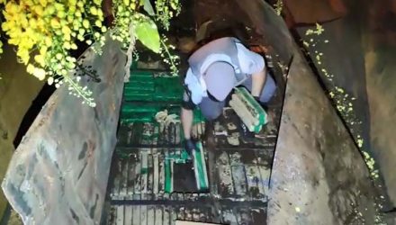 Droga estava em um fundo falso de um caminhão que foi abordado em Assis — Foto: Polícia Rodoviária / Divulgação.