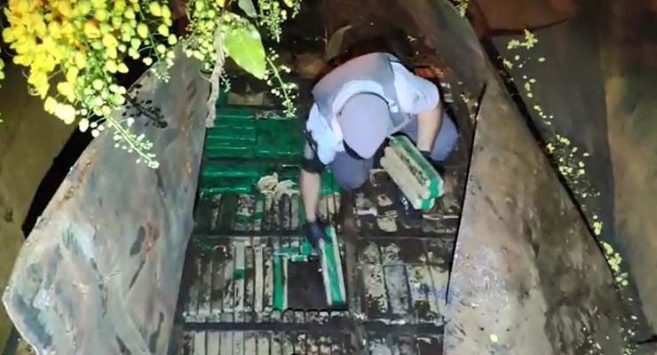 Droga estava em um fundo falso de um caminhão que foi abordado em Assis — Foto: Polícia Rodoviária / Divulgação.