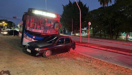 Segundo a Guarda, motorista de um Corsa teria avançado o sinal vermelho — Foto: Daniel Mafra/ EPTV.