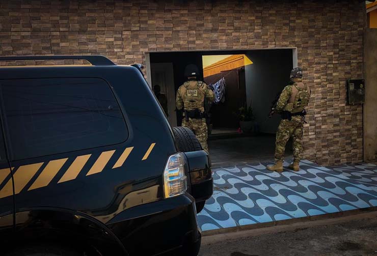 Policiais e ex-policiais suspeitos de roubarem droga de traficantes e revender em MT são alvos de operação — Foto: Polícia Federal de Mato Grosso.