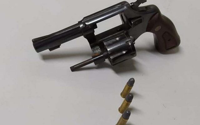Foi apreendido um revólver com três munições intactas e a numeração suprimida (raspada). Foto: MANOEL MESSIAS/Agência