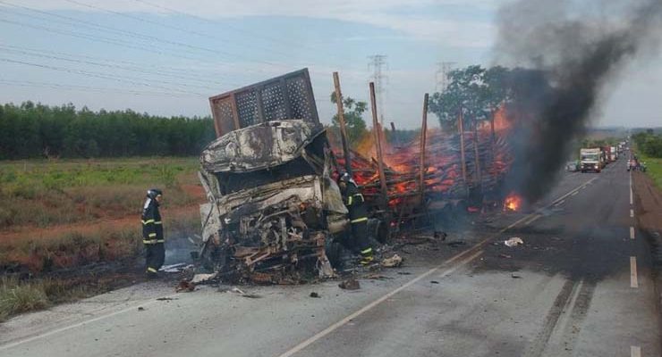 PRF continua no local na manhã desta sexta-feira (13) — Foto: Corpo de Bombeiros/Divulgação.