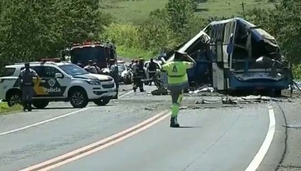 Ônibus com trabalhadores e caminhão bateram em Taguaí; 22 pessoas morreram — Foto: Arquivo pessoal