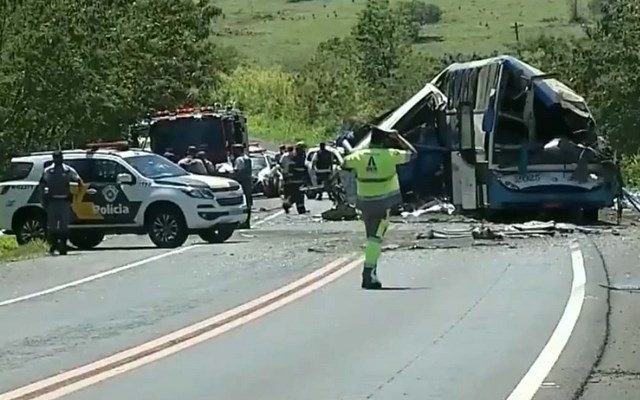 Ônibus com trabalhadores e caminhão bateram em Taguaí; 22 pessoas morreram — Foto: Arquivo pessoal
