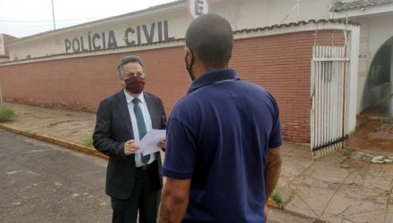 Advogado criminalista Gil Ortuzal e seu cliente em frente da DIG. Foto: MANOEL MESSIAS/Agência