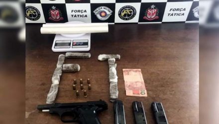 Foram apreendidos uma pistola calibre 380, três carregadores e 8 munições intactas da marca CBC. Foto: DIVULGAÇÃO/PM