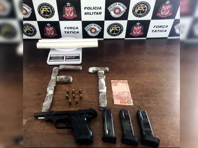 Foram apreendidos uma pistola calibre 380, três carregadores e 8 munições intactas da marca CBC. Foto: DIVULGAÇÃO/PM