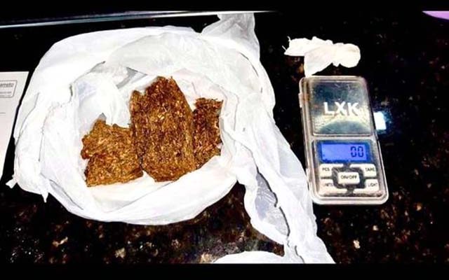 Foram apreendidos 114 gramas de “maconha” e 4g de “cocaína”, bem como uma balança de precisão, um aparelho celular e R$ 17,00 em dinheiro. Foto: DIVULGAÇÃO/PM