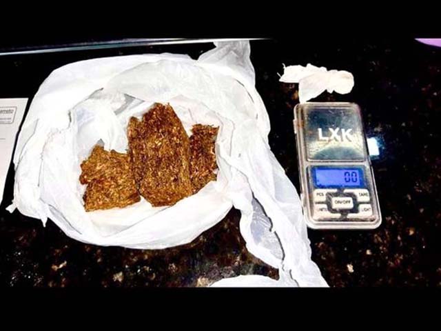 Foram apreendidos 114 gramas de “maconha” e 4g de “cocaína”, bem como uma balança de precisão, um aparelho celular e R$ 17,00 em dinheiro. Foto: DIVULGAÇÃO/PM