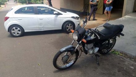 Acidente aconteceu quando dona de casa realizou manobra tentando entrar em sua garagem e interceptar trajetória da moto. Foto: MANOEL MESSIAS/Mil Noticias