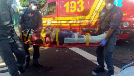 Gerente do depósito de gás foi socorrido com suspeita de fratura do tornozelo direito, além de escoriações na perna, mesmo lado. Foto: MANOEL MESSIAS/Agência