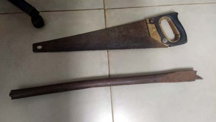 Foram apreendidos uma barra de ferro e um serrote utilizados nas agressões mutuas. Foto: MANOEL MESSIAS/Agência