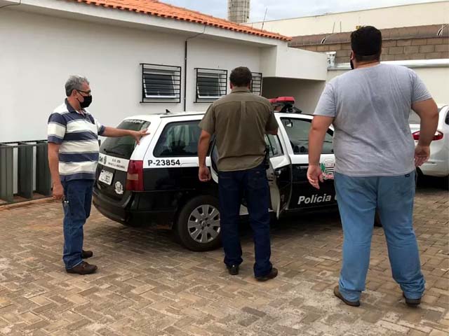 Policial civil (de camisa listrada) acompanha os dois irmãos presos em Santo Antônio do Aracanguá. Foto: RP10
