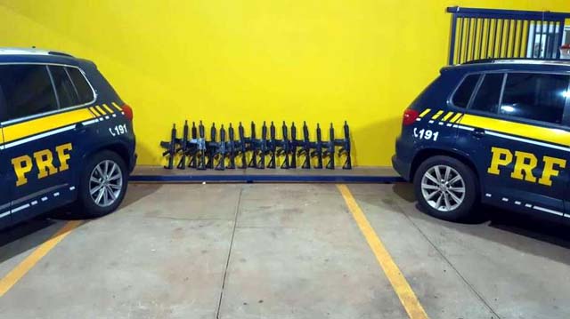 PRF apreendeu 17 fuzis que estavam em um fundo falso de um veículo abordado em Ourinhos — Foto: Polícia Rodoviária Federal / Divulgação