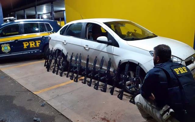 PRF apreendeu 17 fuzis que estavam em um fundo falso de um veículo abordado em Ourinhos — Foto: Polícia Rodoviária Federal / Divulgação