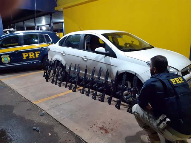 PRF apreendeu 17 fuzis que estavam em um fundo falso de um veículo abordado em Ourinhos — Foto: Polícia Rodoviária Federal / Divulgação