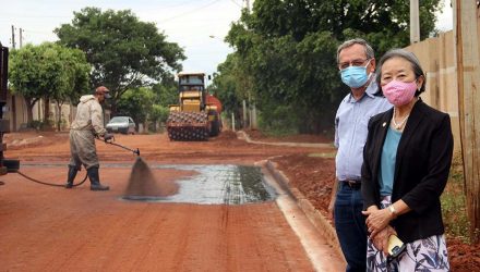 Tamiko e secretário de Obras, Ernaldo Calvoso, em pavimentação na Rua Piauí. Foto: Secom/Prefeitura