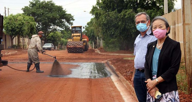 Tamiko e secretário de Obras, Ernaldo Calvoso, em pavimentação na Rua Piauí. Foto: Secom/Prefeitura