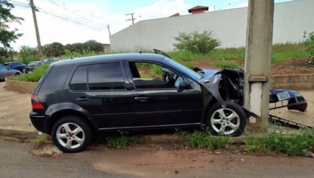 Carro com um casal e um bebê bateu em poste durante abordagem da PM, em Assis — Foto: Polícia Militar/Divulgação
