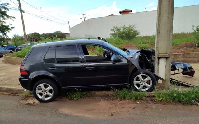 Carro com um casal e um bebê bateu em poste durante abordagem da PM, em Assis — Foto: Polícia Militar/Divulgação