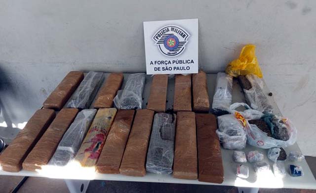 Além da maconha jogada pela janela do carro, policiais apreenderam outros 16 tijolos da droga na residência do casal — Foto: Polícia Militar/Divulgação