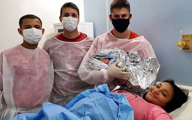 A partir da esq., bombeiros Rufino, Bravo e Esterquile, com a adolescente de 17 anos e seu bebê. Presente de natal. Foto: DIVULGAÇÃO