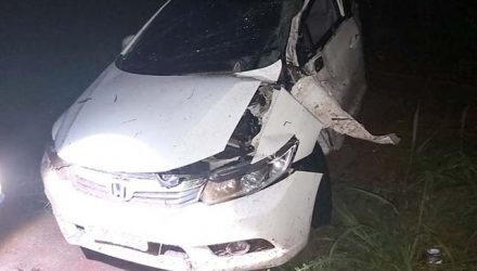 Honda Civic sofreu grande destruição após sofrer capotamento na rodovia da Integração. Fotos: DIVULGAÇÃO